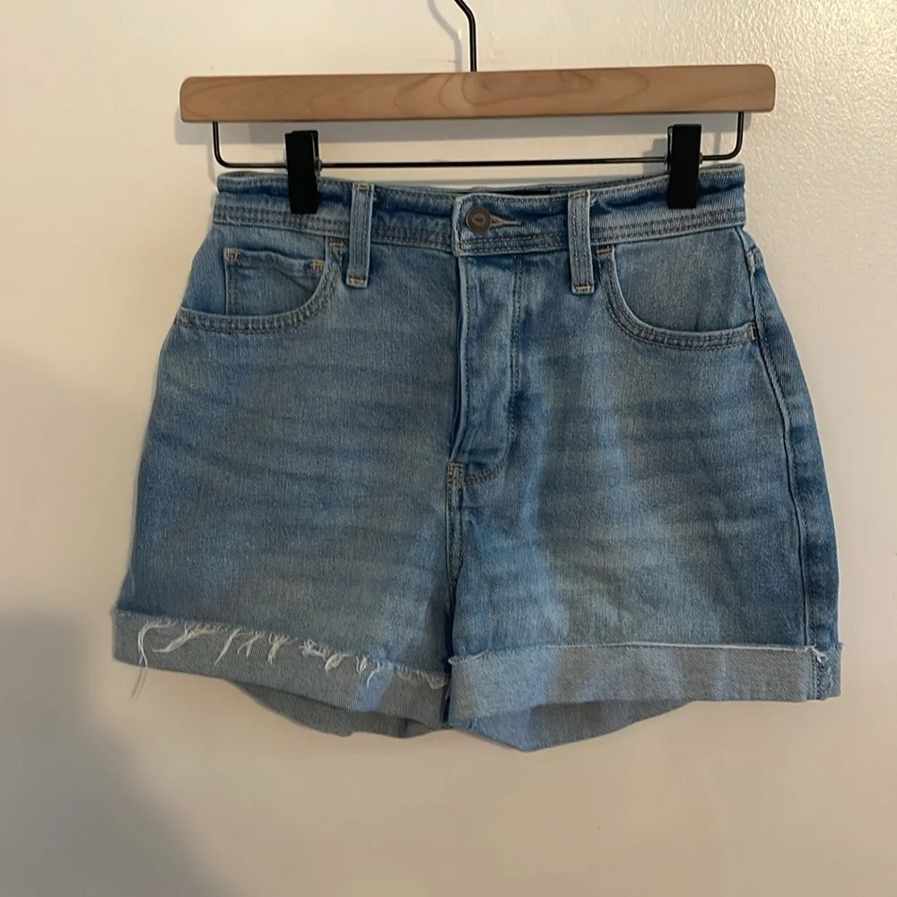 Hollister Curvy Ultra High Rise Button Fly Mom Jeans 1 / 25